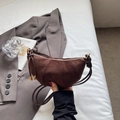 Borsa croissant in pelle scamosciata marrone scuro con dettaglio a nodo sulla tracolla - caffè
