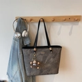 Sac fourre-tout gris foncé en cuir PU avec pendentif peluche et fines anses noires - Noir avec pendentif