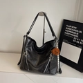 Sac à épaule tendance en cuir synthétique noir avec étoiles et pendentif ours brun - Avec Pendentif / Noir