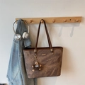 Sac fourre-tout marron foncé effet marbré avec plaque en métal et breloque peluche - Café avec Pendentif