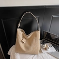 Bolso hobo grande en gamuza sintética beige con correa anudada y mini accesorio chic - Caqui