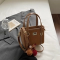 Mini bolso cubo patchwork marrón en ante y cuero liso con un pompón decorativo único - Caqui