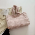 Schicke hellrosa Plüsch-Tragetasche aus weichem Kunstpelz mit passenden Henkeln - Rosa