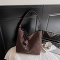 Bolso tote grande de ante sintético marrón oscuro con cordón y correa de hombro - café