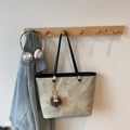 Grand sac cabas avec texture marbre vert clair, anses noires et charm monstre en peluche - Kaki Noir Avec Pendentif