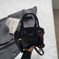 Schicke schwarze Handtasche aus glänzendem PU-Leder mit Goldlogo für den modernen Alltag - Schwarz mit Anhänger