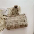 Große khakifarbene Plüsch-Tragetasche mit weicher Textur und runder Prägung - Khaki