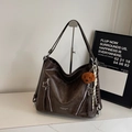 Grand sac hobo rétro marron foncé avec fermetures éclair étoile et charm ours peluche - Avec Pendentif / café