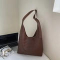 Braune geflochtene Hobo-Tasche aus Leder mit verstellbarem Riemen und großem Volumen - Kaffeebraun