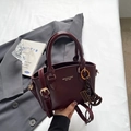 Dunkelrote Handtasche aus glänzendem Kunstleder mit Golddetails und Abakus-Anhänger - Weinrot Mit Anhänger
