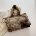 Braune Plüsch-Tragetasche für Damen mit weicher Textur und langen Griffen für den Herbst - Kaffeebraun
