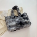 Große Plüsch-Handtasche in Grau-Blau Marmoroptik mit weichem Kunstpelz-Tragegriff - Blaugrau