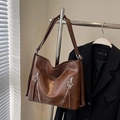 Dark brown leather tote bag with unique star zipper and brand logo for commuting - No Pendant / Brown