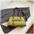 Borsa sottobraccio retrò verde erba in camoscio con cinturini in pelle marrone e nappe - Verde
