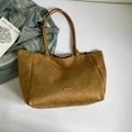 Bolso tote de ante marrón con parche decorativo y forro de cuadros blancos y negros - Marrón