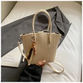 Sac seau tissé beige avec pompon en perles de bois et bandoulière réglable pratique - Blanc avec pendentif