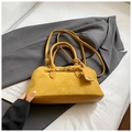 Elegante borsa a mano in pelle scamosciata giallo senape su un blazer grigio trendy - Giallo