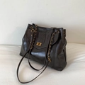 Grande borsa tote marrone scuro con catena dorata e chiusura a girello in metallo retrò - Marrone