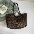 Bolso tote de lona con estampado de leopardo y etiqueta de cuero marrón de gran tamaño - Leopardo Gris