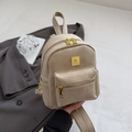 Mini mochila minimalista de cuero sintético beige con logo dorado y detalles de cremallera - Blanco Roto