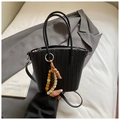 Sac seau tissé noir avec breloque perlée et bandoulière pour femmes élégantes - Noir avec pendentif