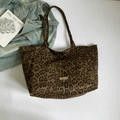 Bolso tote de lona con estampado de leopardo, asas largas y etiqueta sencilla 'our fave' - Leopardo Marrón