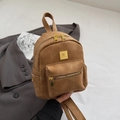 Mochila mini de cuero mate marrón con detalles dorados y compartimentos con cremallera - Caqui