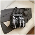 Detailansicht der Schleife und der weißen Schnürsenkel am karierten Rucksack - Schwarz