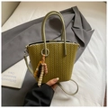 Sac seau tressé vert herbe avec charme en perles de bois et bandoulière réglable - Vert avec Pendentif