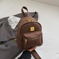 Mini mochila retro de cuero sintético marrón oscuro con cremalleras doradas y estilo - Marrón