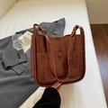 Secchiello vintage marrone in pelle con texture oliata e tasca frontale autunnale - Marrone Rosso