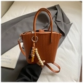 Sac seau tressé marron avec poignée en cuir, bandoulière et pompon décoratif perlé - Marron avec pendentif