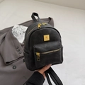 Mini mochila de cuero PU negro con herrajes dorados y bolsillo frontal con cremallera - Negro