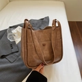 Borsa tote vintage in ecopelle marrone con tasca anteriore e rivetti dorati - Sabbia