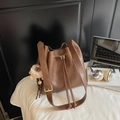 Borsa a secchiello in finta pelle marrone con coulisse e portachiavi a forma di leone - Marrone con ciondolo