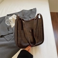 Secchiello alla moda in pelle PU marrone scuro con tracolla lunga e chiusura magnetica - Marrone