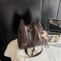 Secchiello vintage in pelle marrone scuro con chiusura a coulisse e ciondolo peluche - Caffè con Ciondolo