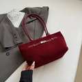 Minimalistische dunkelrote Wildleder Beuteltasche mit Silberschnalle und Griffen - Rot