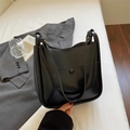 Grande borsa tote nera minimalista con tasca frontale e finitura in ecopelle liscia - Nero