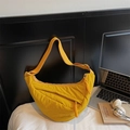Bolso bandolera de nailon amarillo en forma de media luna con cremallera doble y correa - Amarillo