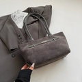 Minimalistische anthrazitfarbene Wildleder-Eimertasche mit Lederriemen und Metallschnalle - Grau