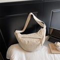 Bolso bandolera de nailon en color crema con correa ancha y acabado de pliegues - Blanco Roto