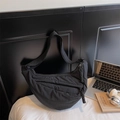 Bolso bandolera negro minimalista en forma de media luna con correa ancha ajustable - Negro