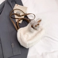 Sac bandoulière en fausse fourrure blanche avec poignées en cuir et lapin gris - Blanc avec pendentif