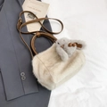 Sac bandoulière en fausse fourrure beige avec breloque lapin et bandoulière en cuir - Abricot Avec Pendentif