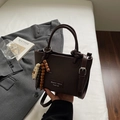 Schokoladenbraune Eimertasche aus Kiesel-Kunstleder mit dekorativen Holzperlen - Mit Anhänger / Kaffeebraun