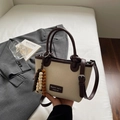 Retro Canvas-Eimertasche in Beige mit braunem Lederbesatz und bunter Holzperlen-Quaste - Mit Anhänger / Gebrochenes Weiß