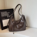 Sac hobo rétro en cuir souple marron foncé avec franges et boucle métallique - Café sans Pendentif