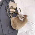 Sac à main chic en fausse fourrure kaki clair avec breloque lapin et bandoulière en cuir - Khaki avec Pendentif