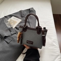 Graue Canvas-Beuteltasche mit braunem Lederbesatz und Perlenanhänger für Damen - Mit Anhänger / Blau
